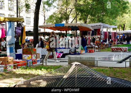 Les acheteurs, des stands de nourriture, de marchandises et de vendeurs au marché Bastille en plein air, Paris, France Banque D'Images