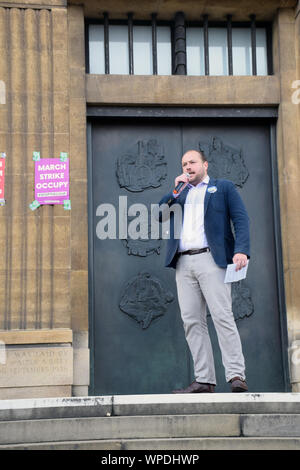 Défendre la démocratie : le coup d'arrêt de protestation devant l'Hôtel de ville de Norwich, UK 7 Septembre 2019 - protestation anti Boris Johnson. Martin, Scmierer Vert Norwich Pa Banque D'Images