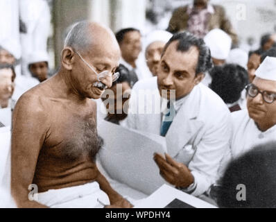 Photographe DRD Wadia montrant des photographies à Mahatma Gandhi, Bombay, Mumbai, Inde, Asie, septembre 1944 Banque D'Images