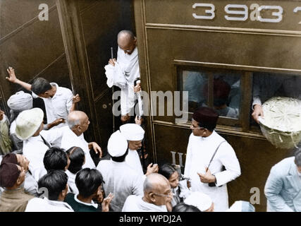 La réception de Sardar Vallabhbhai Patel Mahatma Gandhi descend du train, Inde, Asie, 1944 Banque D'Images