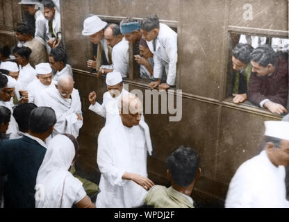 La réception de Sardar Vallabhbhai Patel Mahatma Gandhi descend du train, en Inde, en Asie,1944 Banque D'Images