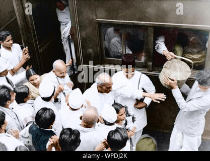 La réception de Sardar Vallabhbhai Patel Mahatma Gandhi descend du train, Inde, Asie, 1944 Banque D'Images