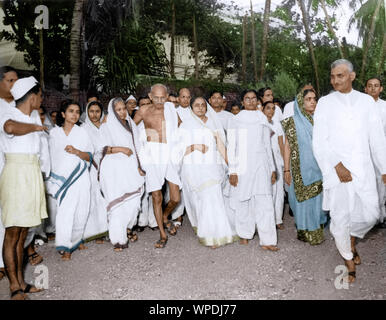 Mahatma Gandhi marcher avec associates, Mumbai, Maharashtra, Inde, Asie, Avril 1945 Banque D'Images