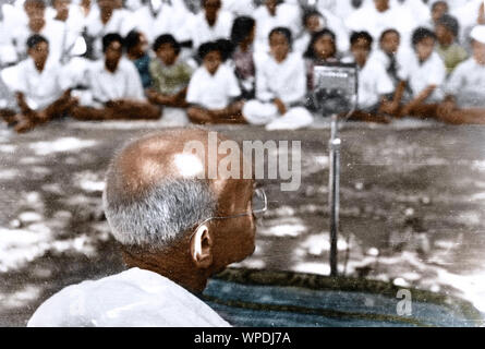 Mahatma Gandhi visite au Camp de formation, travailleurs, Borivali Mumbai, Maharashtra, Inde, Asie, Avril 1945 Banque D'Images