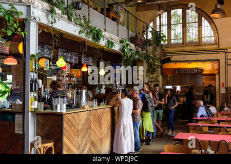 Paris, Restaurant La Recyclerie im ehemaligen Bahnhof Ornano - Paris, bar-restaurant La Recyclerie en ancienne Gare Ornano Banque D'Images