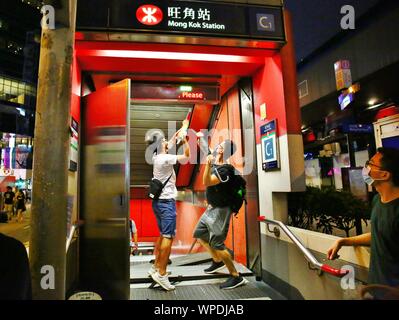 Hong Kong, Chine. 06th, 2019 septembre. Les manifestants vandalisent les stations MTR au Prince Edward, Mong Kok, et Yau Ma Tei. Les manifestants exigent la libération de MTR Corporation clip de CCTV 31 août où les gaz lacrymogènes à l'intérieur de la station de métro. Banque D'Images