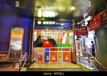 Hong Kong, Chine. 06th, 2019 septembre. Les manifestants vandalisent les stations MTR au Prince Edward, Mong Kok, et Yau Ma Tei. Les manifestants exigent la libération de MTR Corporation clip de CCTV 31 août où les gaz lacrymogènes à l'intérieur de la station de métro. Banque D'Images