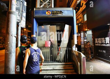 Hong Kong, Chine. 06th, 2019 septembre. Les manifestants vandalisent les stations MTR au Prince Edward, Mong Kok, et Yau Ma Tei. Les manifestants exigent la libération de MTR Corporation clip de CCTV 31 août où les gaz lacrymogènes à l'intérieur de la station de métro. Banque D'Images