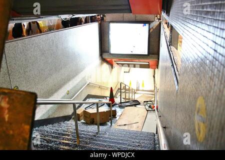 Hong Kong, Chine. 06th, 2019 septembre. Les manifestants vandalisent les stations MTR au Prince Edward, Mong Kok, et Yau Ma Tei. Les manifestants exigent la libération de MTR Corporation clip de CCTV 31 août où les gaz lacrymogènes à l'intérieur de la station de métro. Banque D'Images