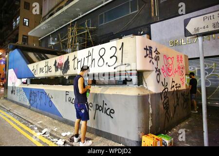 Hong Kong, Chine. 06th, 2019 septembre. Les manifestants vandalisent les stations MTR au Prince Edward, Mong Kok, et Yau Ma Tei. Les manifestants exigent la libération de MTR Corporation clip de CCTV 31 août où les gaz lacrymogènes à l'intérieur de la station de métro. Banque D'Images