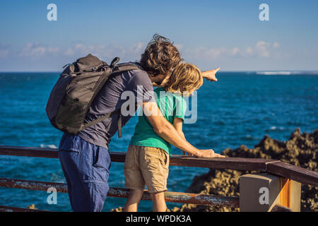 Père et fils voyageurs sur amazing Nusadua, Waterbloom Fontaine, l'île de Bali en Indonésie. Concept de voyager avec des enfants Banque D'Images