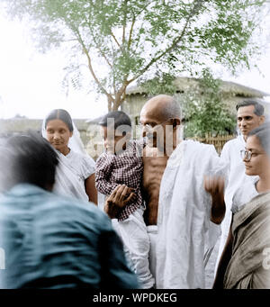 Mahatma Gandhi portant un garçon, Bharat, fils de Madalasa Satyagraha Ashram, Narayan à Wardha, Maharashtra, Inde, Asie, 1945 Banque D'Images