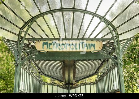 Paris, Métro Porte Dauphine, Eingang von Hector Guimard - Paris, Métro Porte Dauphine, entrée par l'architecte Hector Guimard Banque D'Images