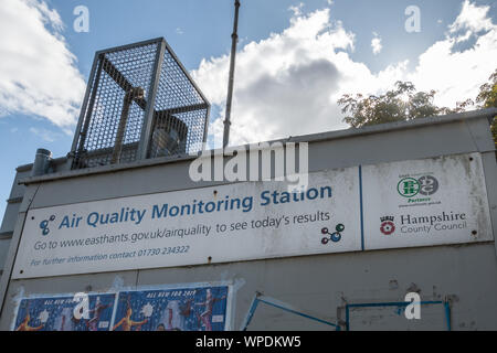 La station de surveillance de la qualité de l'air sur la high street, dans la ville de Bordon, Hampshire, Royaume-Uni Banque D'Images