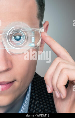 Un homme à lunettes de réalité augmentée avec un afficheur tête haute. 4.0 Concept de l'industrie Banque D'Images