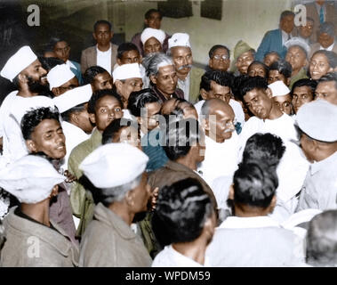 Le Mahatma Gandhi lors de sa visite en prison Dum Dum, Calcutta, Bengale occidental, Inde, Asie, Janvier 17, 1946 Banque D'Images