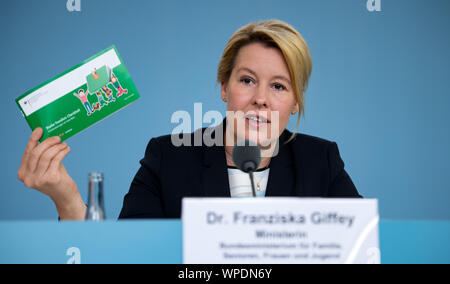 09 septembre 2019, Berlin : Franziska Giffey (SPD), Ministre fédéral de la famille, présente un 'strong' chéquier famille lors d'une conférence de presse au Ministère fédéral de la famille, des personnes âgées, des femmes et des jeunes. Elle a présenté les résultats de l'enquête actuelle sur la question de savoir ce que la population attend de la politique familiale. Les résultats devraient fournir des informations sur la question de savoir si et dans quelle mesure la politique familiale répond aux attentes de la population et des familles. Photo : Bernd von Jutrczenka/dpa Banque D'Images