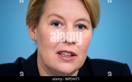 09 septembre 2019, Berlin : Franziska Giffey (SPD), Ministre fédéral des affaires familiales, donne une conférence de presse au Ministère fédéral de la famille, des personnes âgées, des femmes et des jeunes. Elle a présenté les résultats de l'enquête actuelle sur la question de savoir ce que la population attend de la politique familiale. Les résultats devraient fournir des informations sur la question de savoir si et dans quelle mesure la politique familiale répond aux attentes de la population et des familles. Photo : Bernd von Jutrczenka/dpa Banque D'Images