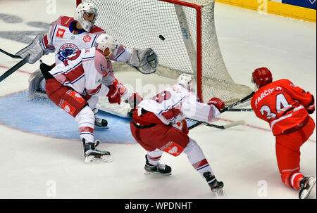 Trinec, République tchèque. 05Th Sep 2019. Ondrej Kovarcik (à droite) marque le deuxième objectif de la Ligue des champions de hockey sur glace : groupe d match HC Ocelari Trinec - Yunost Minsk à Trinec, en République tchèque, le 8 septembre 2019. Photo : CTK Jaroslav Ozana/Photo/Alamy Live News Banque D'Images