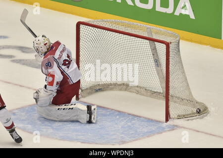 Trinec, République tchèque. 05Th Sep 2019. Gardien de Minsk Yan Shelepnyov reçoit le troisième but durant la Ligue des champions de hockey sur glace : groupe d match HC Ocelari Trinec - Yunost Minsk à Trinec, en République tchèque, le 8 septembre 2019. Photo : CTK Jaroslav Ozana/Photo/Alamy Live News Banque D'Images