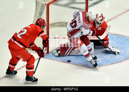 Trinec, République tchèque. 05Th Sep 2019. L-R Milan Doudera (Trinec), Maxim Maltsev (Brest) et gardien de Trinec Patrik Bartosak en action lors de la Ligue des champions de hockey sur glace : groupe d match HC Ocelari Trinec - Yunost Minsk à Trinec, en République tchèque, le 8 septembre 2019. Photo : CTK Jaroslav Ozana/Photo/Alamy Live News Banque D'Images