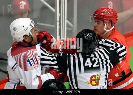 Trinec, République tchèque. 05Th Sep 2019. L-R Alexander Kulakov (Brest) et Aron Chmielewski (Trinec) bagarre au cours de la Ligue des champions de hockey sur glace : groupe d match HC Ocelari Trinec - Yunost Minsk à Trinec, en République tchèque, le 8 septembre 2019. Photo : CTK Jaroslav Ozana/Photo/Alamy Live News Banque D'Images