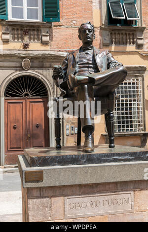 Statue en bronze du compositeur Giacomo Puccini à Lucca, Toscane, Italie. Banque D'Images