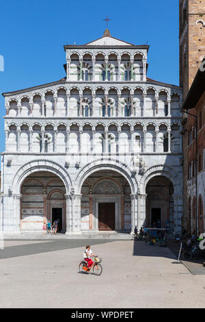 Une vue de la 11e siècle Duomo San Martino de Lucques, Toscane, Italie. Banque D'Images