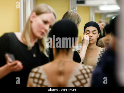 Hambourg, Allemagne. 14Th Aug 2019. La chanteuse suisse Melina M'Poy est peint en maquillage. Comme la première distribution elle joue le Nala dans la production de l'Hambourg 'König der Löwen musicale'. Photo : Markus Scholz/dpa/Alamy Live News Banque D'Images