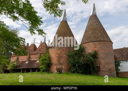 Maisons Oast au Château de Sissinghurst & Gardens, Kent, UK Banque D'Images