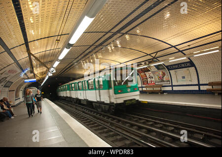 Paris, Métro, station Concorde Banque D'Images