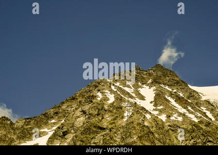 Vue de la pointe Helbronner peak (3462 m) dans le massif du Mont Blanc avec le Skyway Monte Bianco station de téléphérique sur le dessus en été, Courmayeur, Italie Banque D'Images