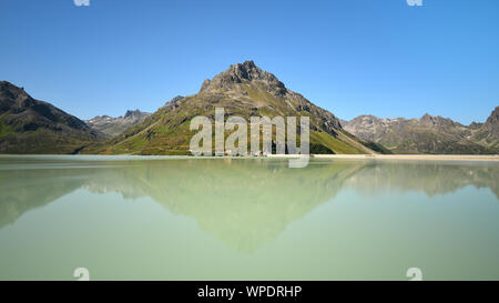 Scenic lac alpin avec réflexion de montagne en eaux calmes. Réservoir de Silvretta, Vorarlberg, Autriche. Banque D'Images