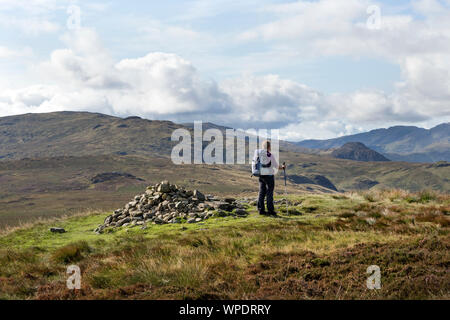 Walker sur le sommet de Tove, avec la vue vers, Ullscarf et Eagle Crag et Lake District, Cumbria, Royaume-Uni Banque D'Images