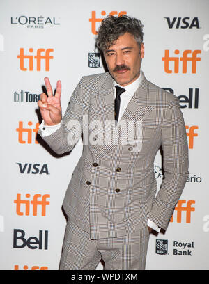 Toronto, Canada. Sep 8, 2019. Taika Waititi directeur pose pour photos avant la première mondiale du film "Jojo Lapin' au Princess of Wales Theatre au cours de la 2019 Festival International du Film de Toronto (TIFF) à Toronto, Canada, le 8 septembre 2019. Source : Xinhua/Zheng Zou Banque D'Images