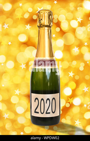 2020 écrit sur l'étiquette d'une bouteille de champagne, brillant or background Banque D'Images