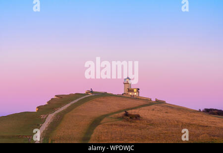 Belle Tout le phare sur la côte du Sussex de Beachy Head nr au lever du soleil. Banque D'Images