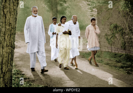 Mahatma Gandhi marcher avec Manu Gandhi, Abdul Ghaffar Khan, Bihar, Inde, Asie, mars 1947 Banque D'Images