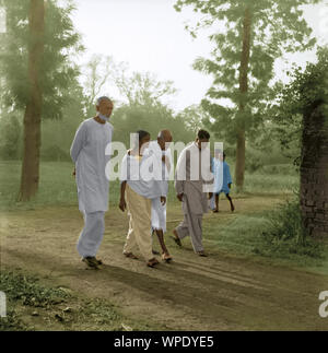 Mahatma Gandhi marchant avec Manu Gandhi, Abdul Ghaffar Khan, Bihar, Inde, Asie, Mars 1947, ancienne image vintage 1900s Banque D'Images