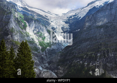 Les gorges de l'Oberer Grindelwaldgletscher (partie supérieure du Glacier de Grindelwald) entre le Chrinnenhorn Mättenberg et l'Oberland Bernois, Suisse : Banque D'Images