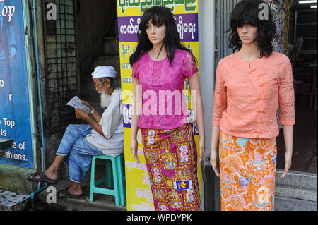 09.11.2015, Yangon, Myanmar, en Asie - un musulman se trouve à côté des mannequins dans un magasin de mode pour dames et lit. Banque D'Images