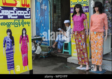 09.11.2015, Yangon, Myanmar, en Asie - un musulman se trouve à côté des mannequins dans un magasin de mode pour dames et lit. Banque D'Images