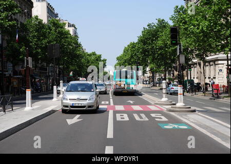 Paris, Busspur - Paris, Bus Lane Banque D'Images