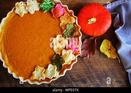 Tarte à la citrouille maison faite pour l'action de grâce. Vue d'en haut Banque D'Images