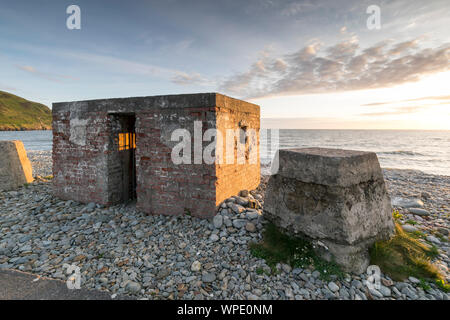 Seconde guerre mondiale 1940 Type 24 Bulletproof casemate de Fairbourne plage près de Barmouth en Gwynedd Mid Wales UK Banque D'Images