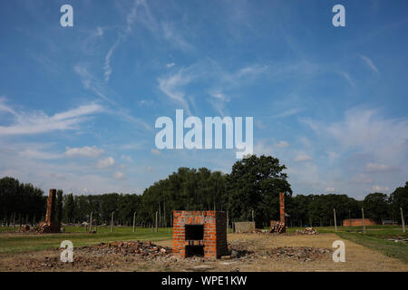 OSWIECIM, Pologne - 02 août 2019 : Auschwitz Birkenau un ancien camp d'extermination nazi de Brzezinka. En casernes Brzezinka laissé en ruines. Banque D'Images