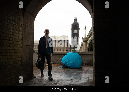 Un homme marche par une tente d'une personne sans-abri près de la Maison du Parlement, Westminster, Londres. PA Photo. Photo date : lundi 9 septembre 2019. Brexit continue et la vie continue, à Westminster. Voir la politique histoire Brexit PA. Crédit photo doit se lire : Aaron Chown/PA Wire Banque D'Images