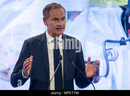 Stuttgart, Allemagne. 09Th Sep 2019. Oliver Blume, PDG de Porsche AG, prend la parole à l'ouverture de la production de la Porsche Taycan, le constructeur de voitures de sport d'abord du modèle tout-électrique. La main-d'une renonciation de l'argent afin de localiser la production là-bas. 1 500 nouveaux employés ont été embauchés à cette fin. Crédit : Sébastien Gollnow/dpa/Alamy Live News Banque D'Images