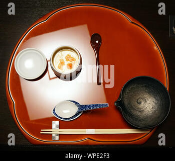 Chawanmushi (oeuf crème) avec des carottes coupées comme les lapins, dîner traditionnel kaiseki Japonaise, Yamanashi, Japon Banque D'Images
