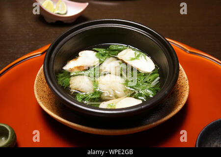 Hamo poisson (dagger dents pike conger) et soupe aux champignons matsutake, dîner traditionnel kaiseki Japonaise, Yamanashi, Japon Banque D'Images